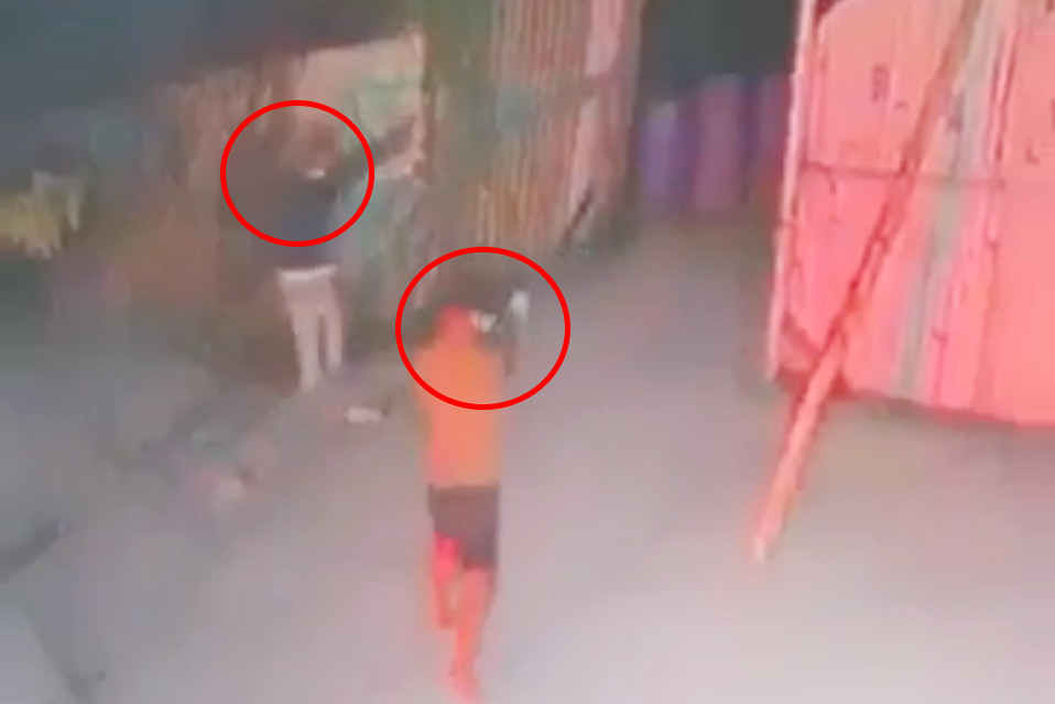 Camera ghi hình hai người nổ súng vào khu dân cư (Ảnh cắt từ clip).