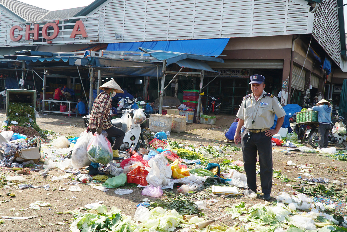 Phía ban quản lý chợ đã mời những người này lên làm việc và vận động họ không tiếp diễn để hạn chế các rủi ro khi sử dụng lại rau phế phẩm. Sắp tới, ban quản lý sẽ đặt bảng cấm nhặt rác tại một số khu vực trong chợ để người dân, tiểu thương nắm thông tin.