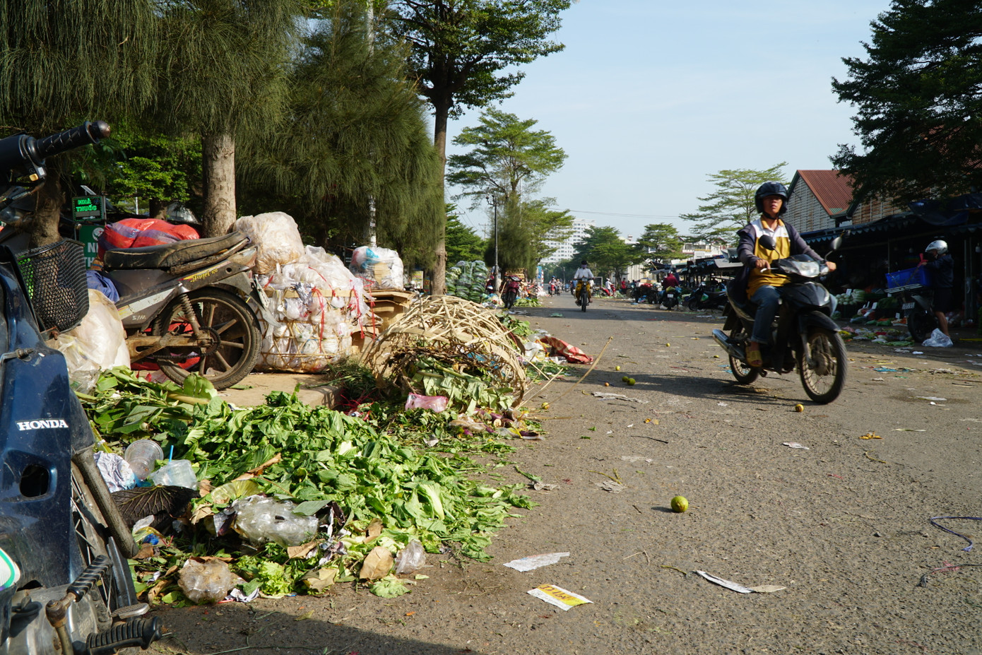 Trước đó, báo Tiền Phong đăng tải loạt bài “Lên đời” cho thực phẩm bẩn, phản ánh tình trạng người dân, tiểu thương nhặt rau, củ, quả bỏ đi ở chợ ĐMNS Thủ Đức để bán lại.