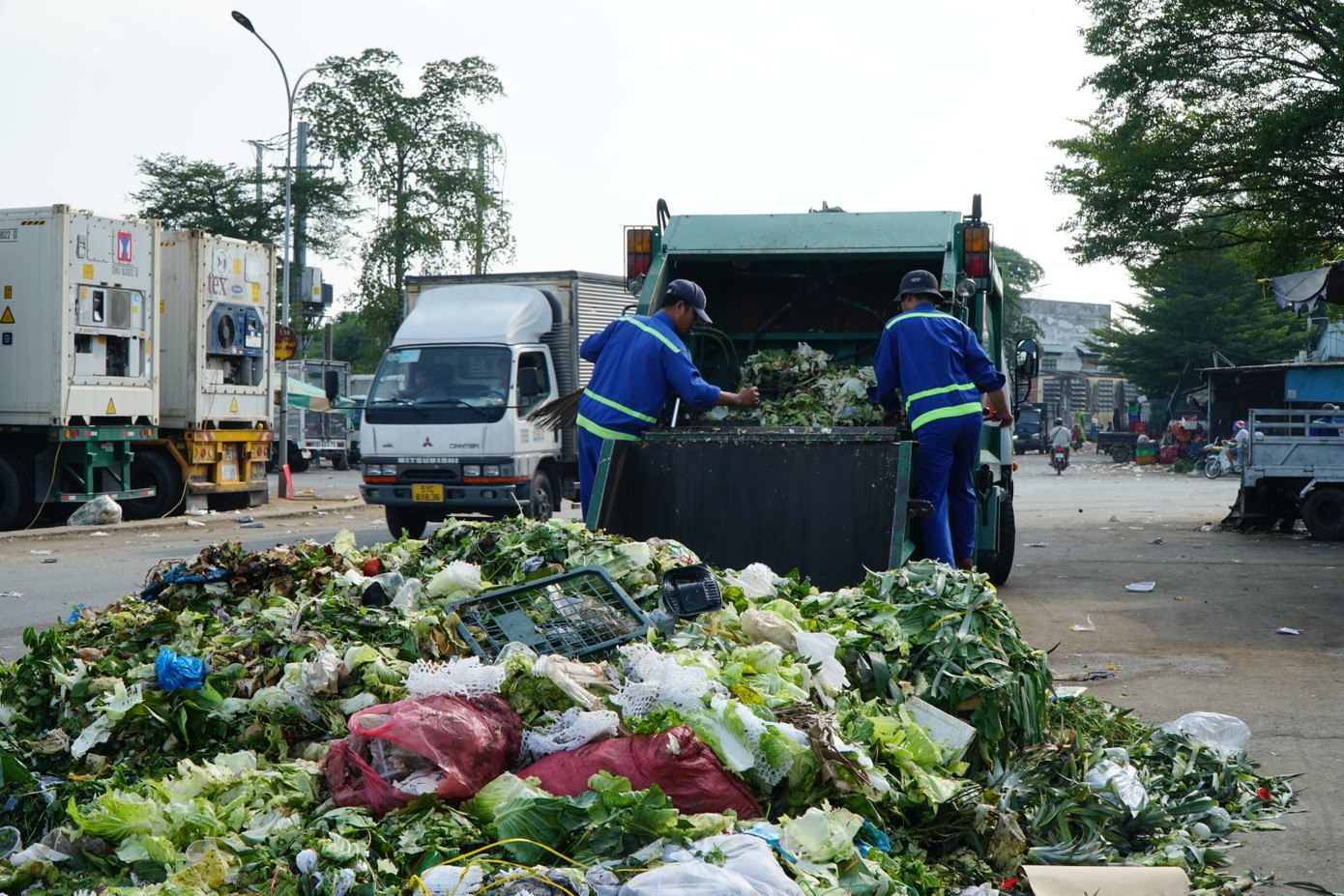 Mỗi đêm, chợ ĐMNS Thủ Đức tiếp nhận trung bình khoảng 2.500 tấn rau củ quả. Lượng rác thải ra bình quân khoảng 36 tấn/ngày. Khoảng 8 giờ mỗi ngày, nhân viên vệ sinh sẽ đi thu gom rác tại các trục đường chính và trong lồng chợ.