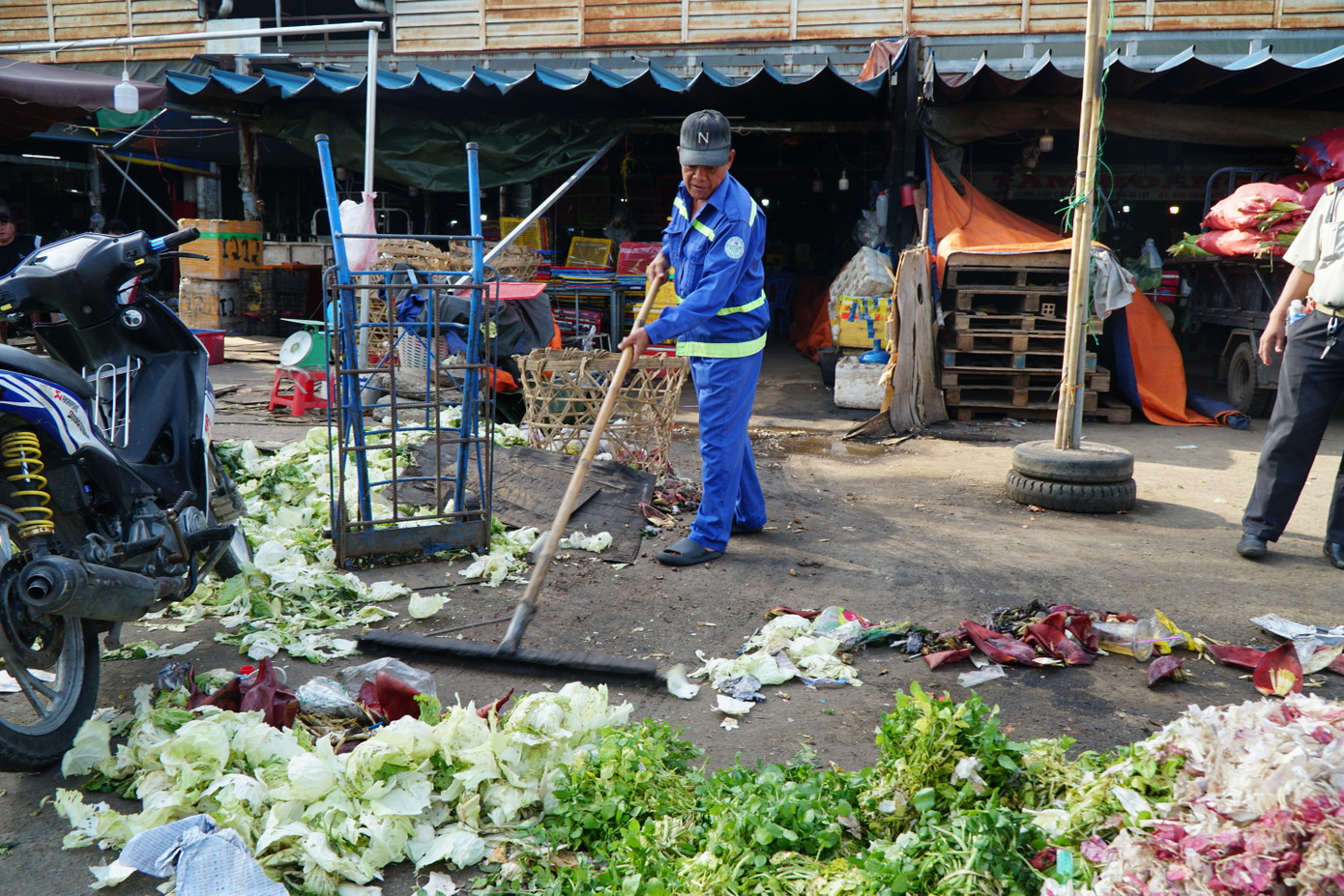 Theo anh Toàn, giá rau củ quả mua lẻ tại chợ này không quá cao và người dân có kinh tế thấp hoàn toàn có thể mua được. Tiểu thương nhận định việc nhặt rau bẩn về bán lại là hành vi không thể chấp nhận được vì ảnh hưởng đến sức khỏe của người tiêu dùng.