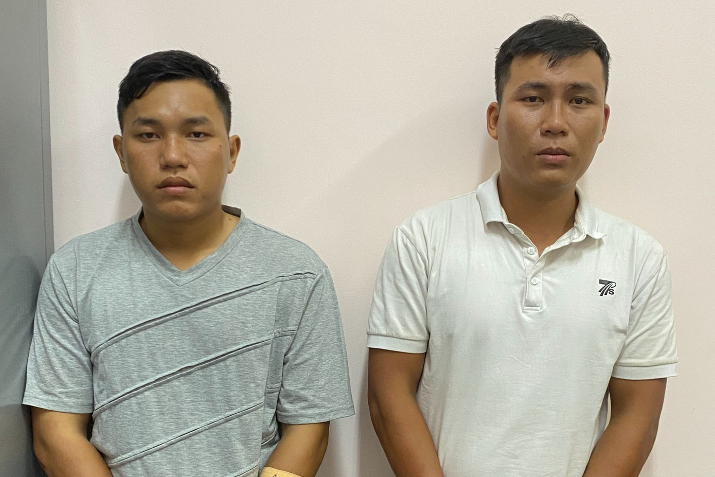 Hai anh em Đạt (bên phải) và Đông tại cơ quan công an. Ảnh: Công an cung cấp.