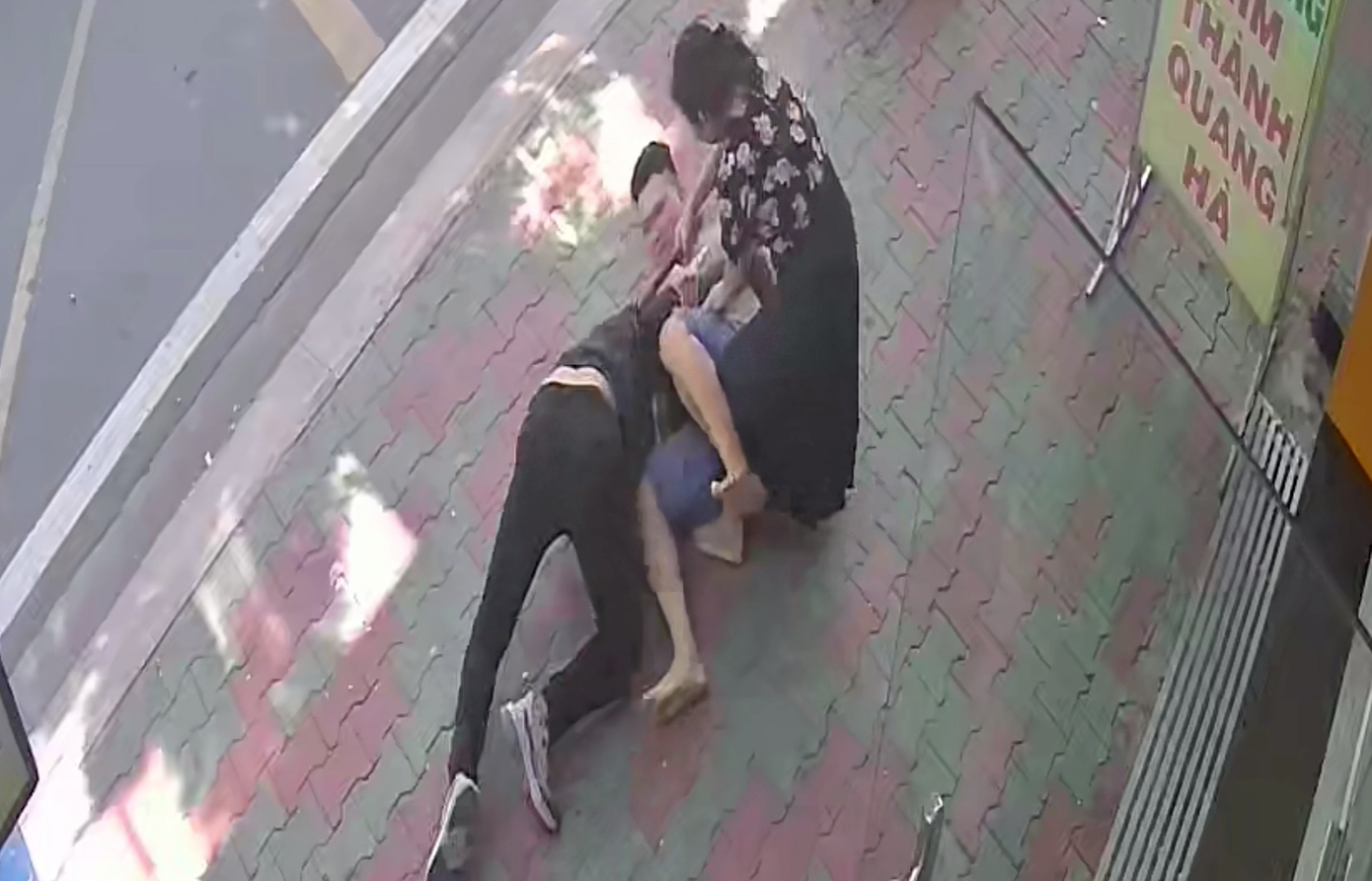 Chủ tiệm vàng lao ra quật ngã kẻ cướp. Ảnh cắt từ clip.