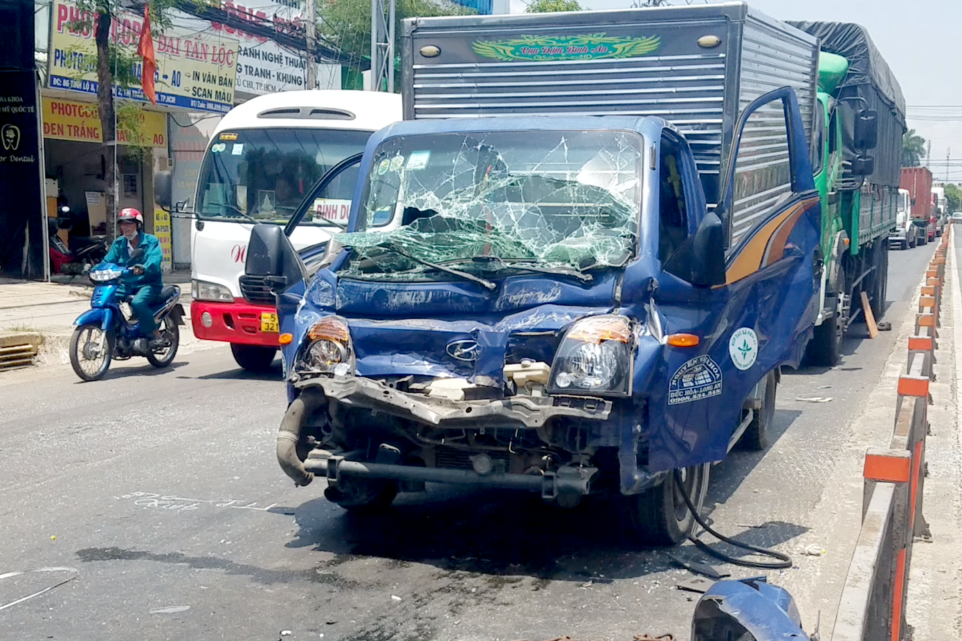 Cabin xe tải bị biến dạng, hư hỏng.