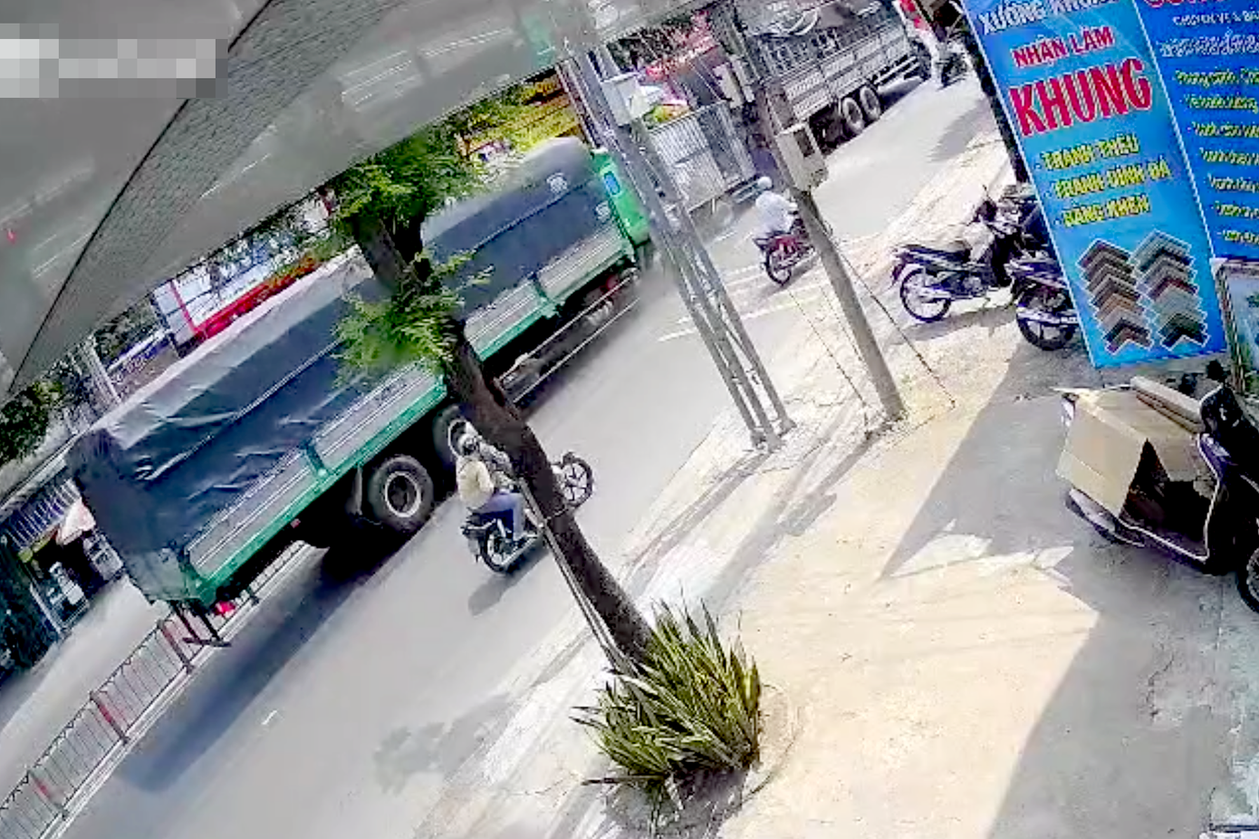 Camera ghi lại vụ tai nạn liên hoàn (Ảnh cắt từ clip).