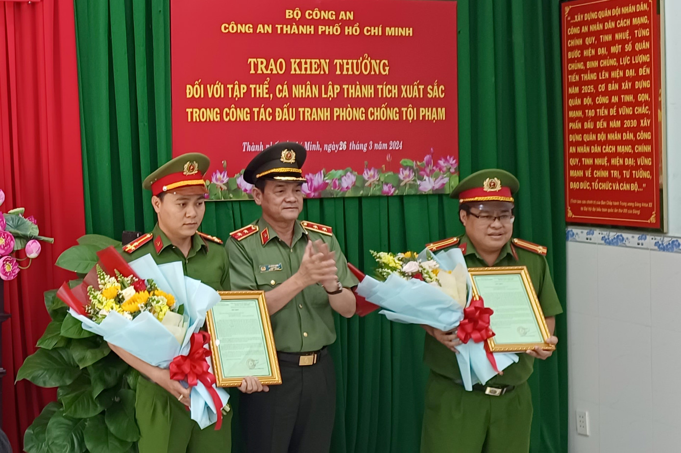 Trung tướng Lê Hồng Nam trao thư khen cho cá nhân, tập thể có thành tích xuất sắc. Trung tướng Lê Hồng Nam trao thư khen cho cá nhân, tập thể có thành tích xuất sắc.