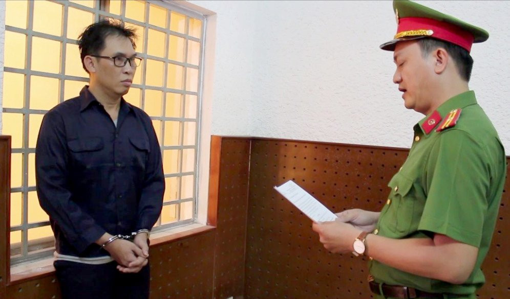 Cơ quan điều tra tống đạt các quyết định đối với ông Đinh Trường Chinh. Ảnh: Công an cung cấp. Cơ quan điều tra tống đạt các quyết định đối với ông Đinh Trường Chinh. Ảnh: Công an cung cấp.