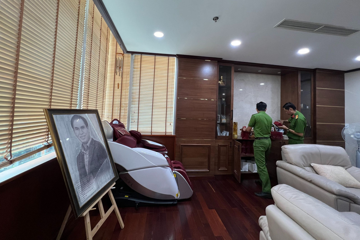 Cơ quan công an khám xét nhà riêng của ông Đinh Trường Chinh. Ảnh: Công an cung cấp. Cơ quan công an khám xét nhà riêng của ông Đinh Trường Chinh. Ảnh: Công an cung cấp.