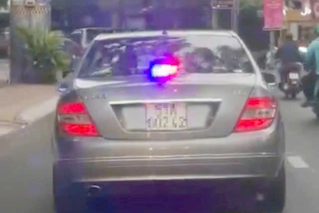 Ô tô gắn đèn ưu tiên lưu thông trên đường. Ảnh: C.A. Ô tô gắn đèn ưu tiên lưu thông trên đường. Ảnh: C.A.