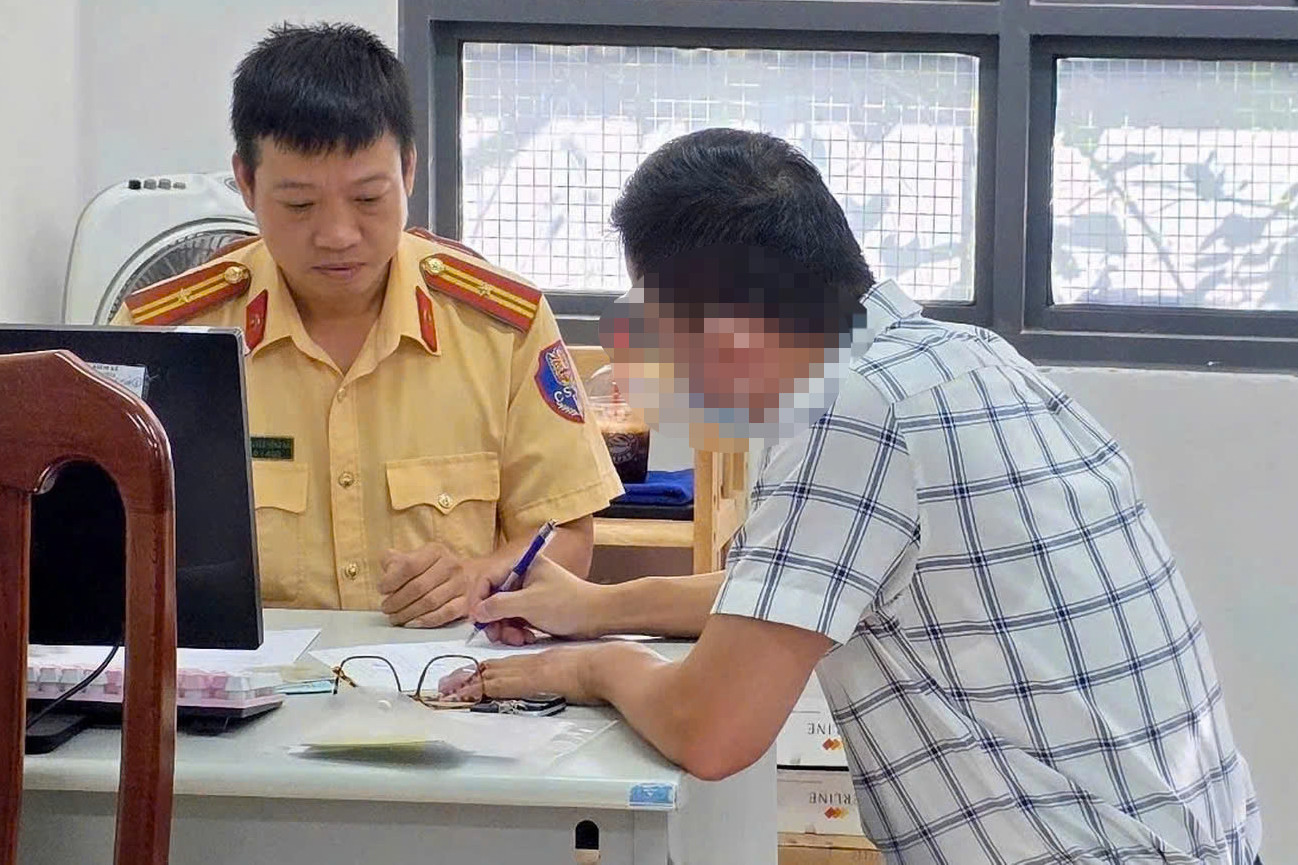 Lực lượng CSGT làm việc với tài xế ô tô gắn đèn ưu tiên. Ảnh: C.A. Lực lượng CSGT làm việc với tài xế ô tô gắn đèn ưu tiên. Ảnh: C.A.