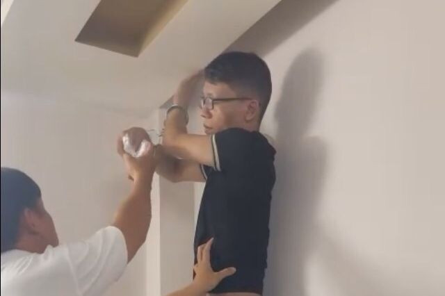 Nữ trang trộm được, Tuấn giấu trên trần nhà. Ảnh: N.T.