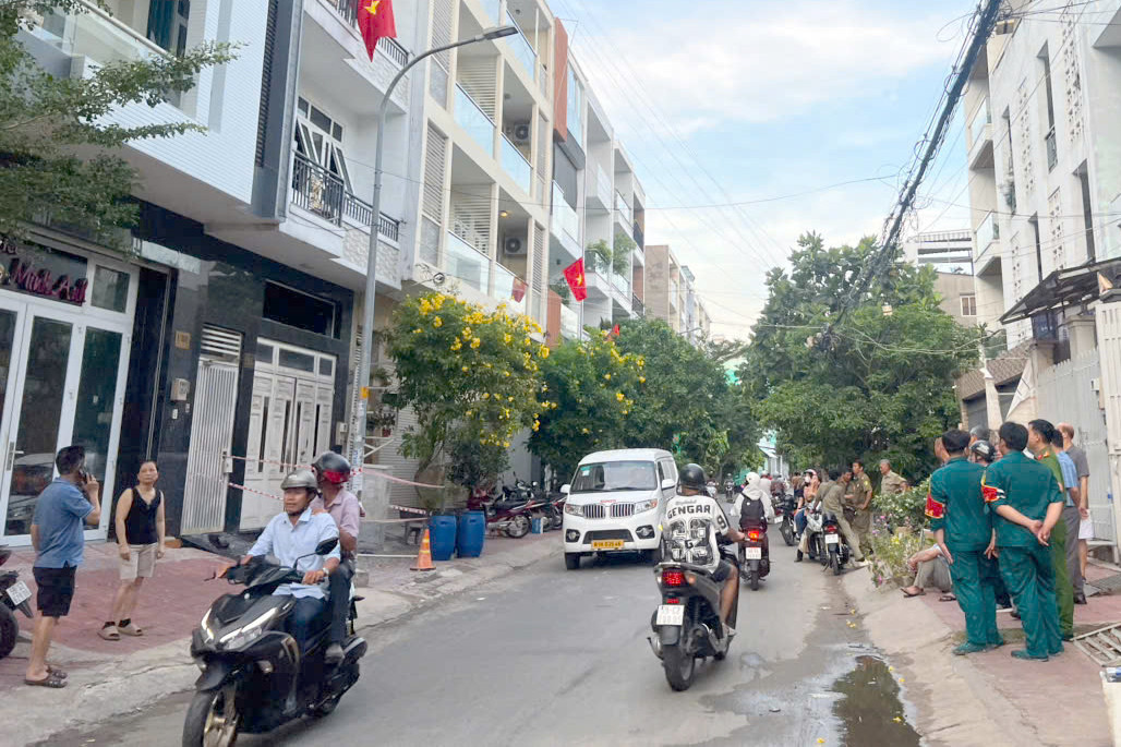 Căn nhà xảy ra cháy được căng dây phong tỏa. Ảnh: A.X.