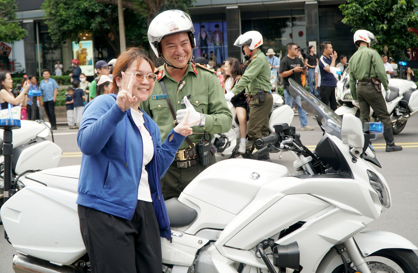 Người dân tranh thủ chụp hình với lực lượng công an. Ảnh: Hoàng Thuận.