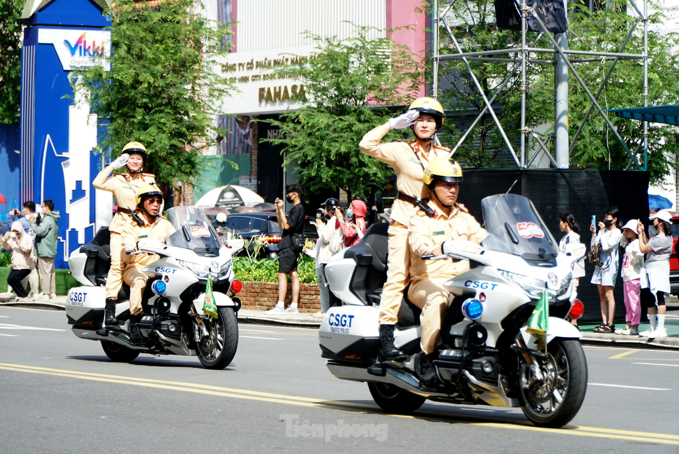 CSGT biểu diễn các động tác trên mô tô Honda Goldwing. Ảnh: Hoàng Thuận.