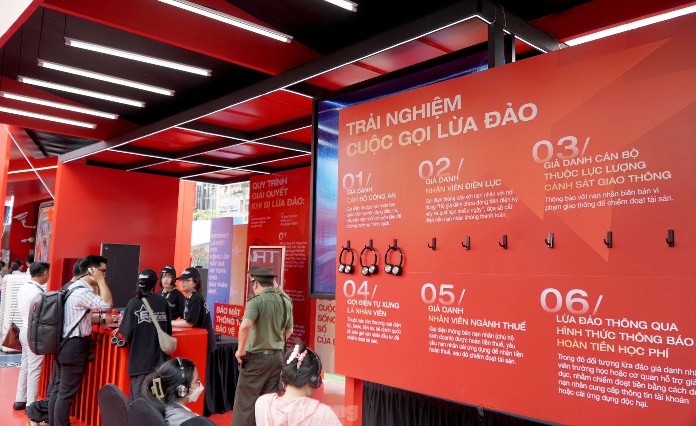 Người dân được trực tiếp trải nghiệm các cuộc gọi lừa đảo. Ảnh: Hoàng Thuận.