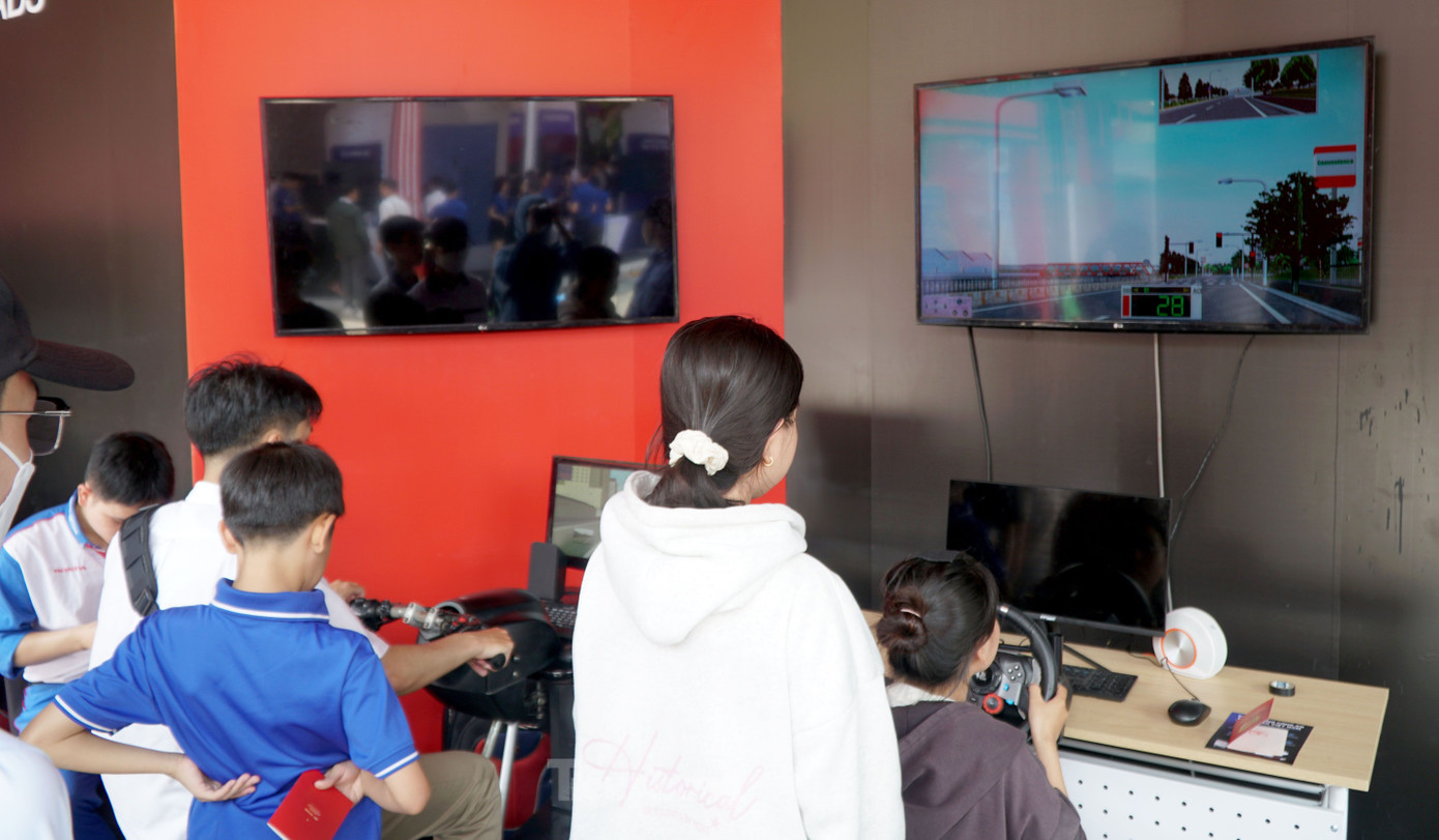 Các bạn trẻ trải nghiệm lái xe an toàn. Ảnh: Hoàng Thuận.