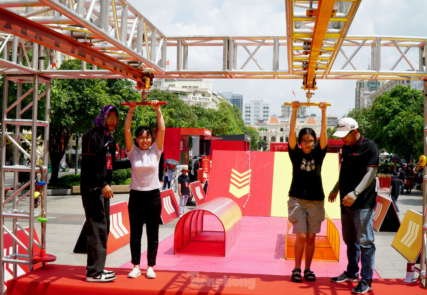 Ngọc Hà cùng bạn biết sự kiện Vinh quang Công an Nhân dân Việt Nam từ mạng xã hội nên rủ nhau đi tham quan. Ảnh: Hoàng Thuận.