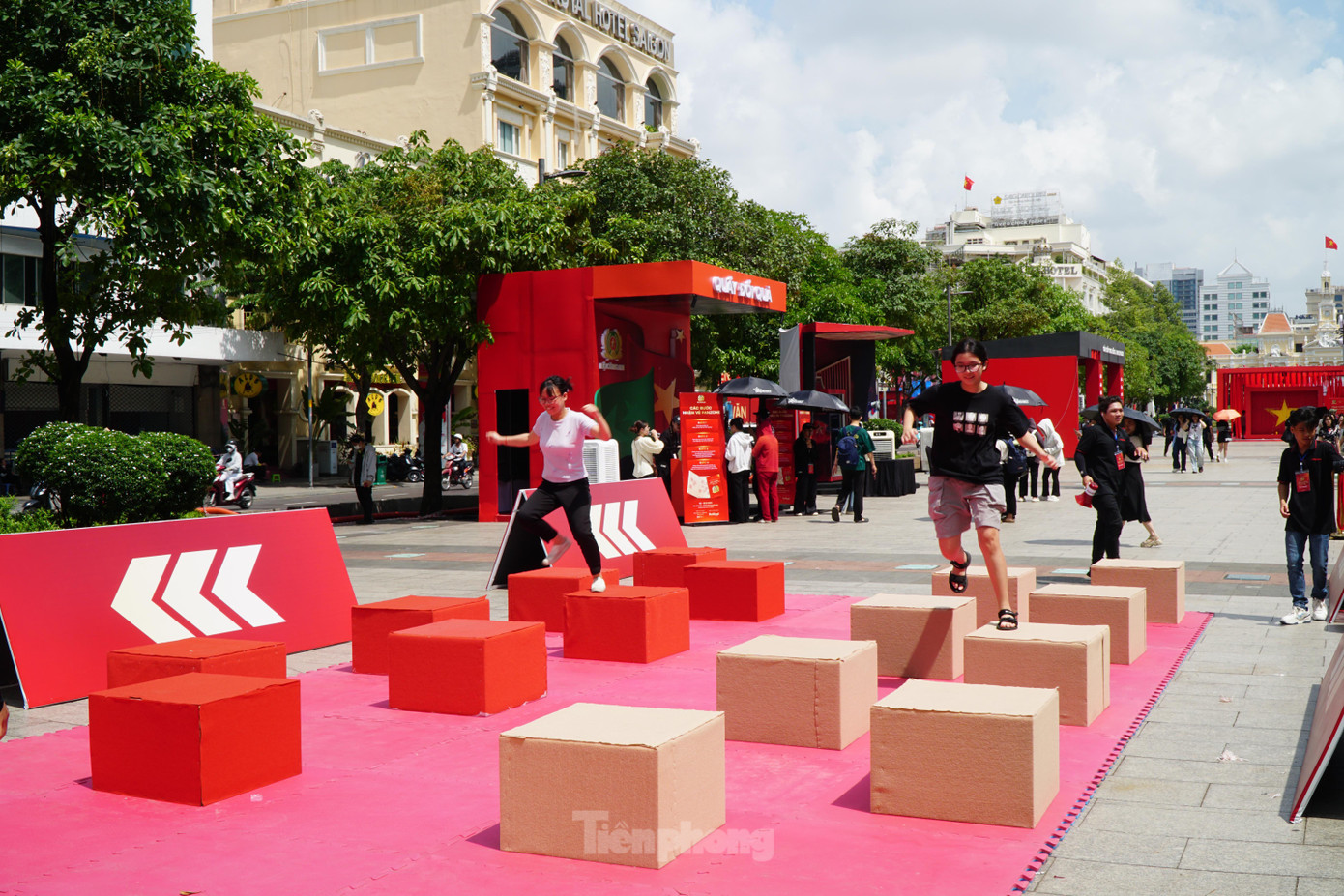 Ngọc Hà (áo trắng) cùng bạn học trải nghiệm trò chơi Thử thách thể lực. Ảnh: Hoàng Thuận.