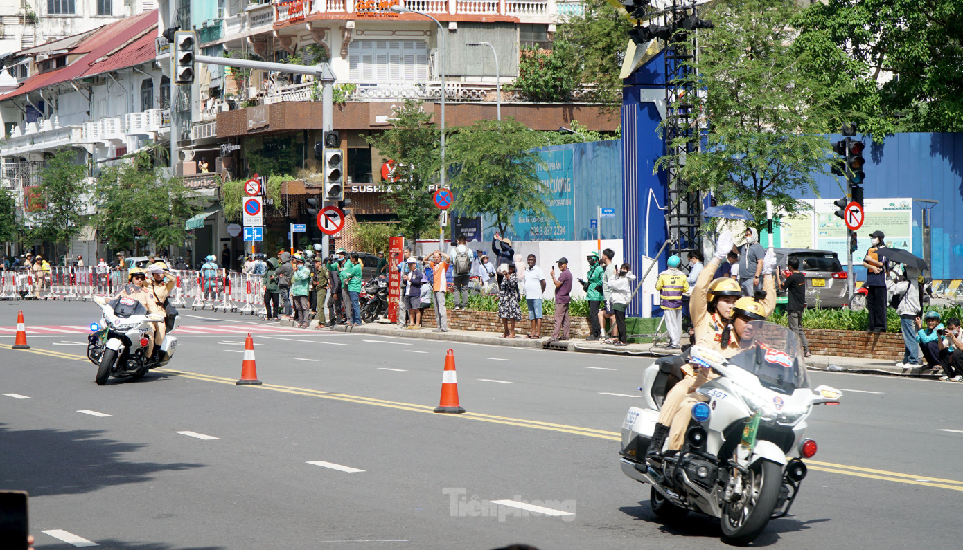 Lực lượng CSGT tập luyện trên đường Lê Lợi. Ảnh: Hoàng Thuận.