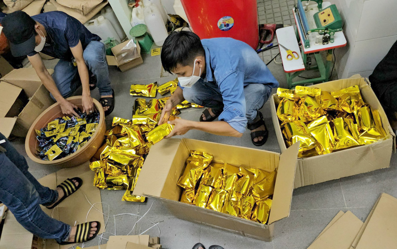 Lực lượng chức năng kiểm đếm tang vật trong một chuyên án ma túy. Ảnh: Công an TPHCM.