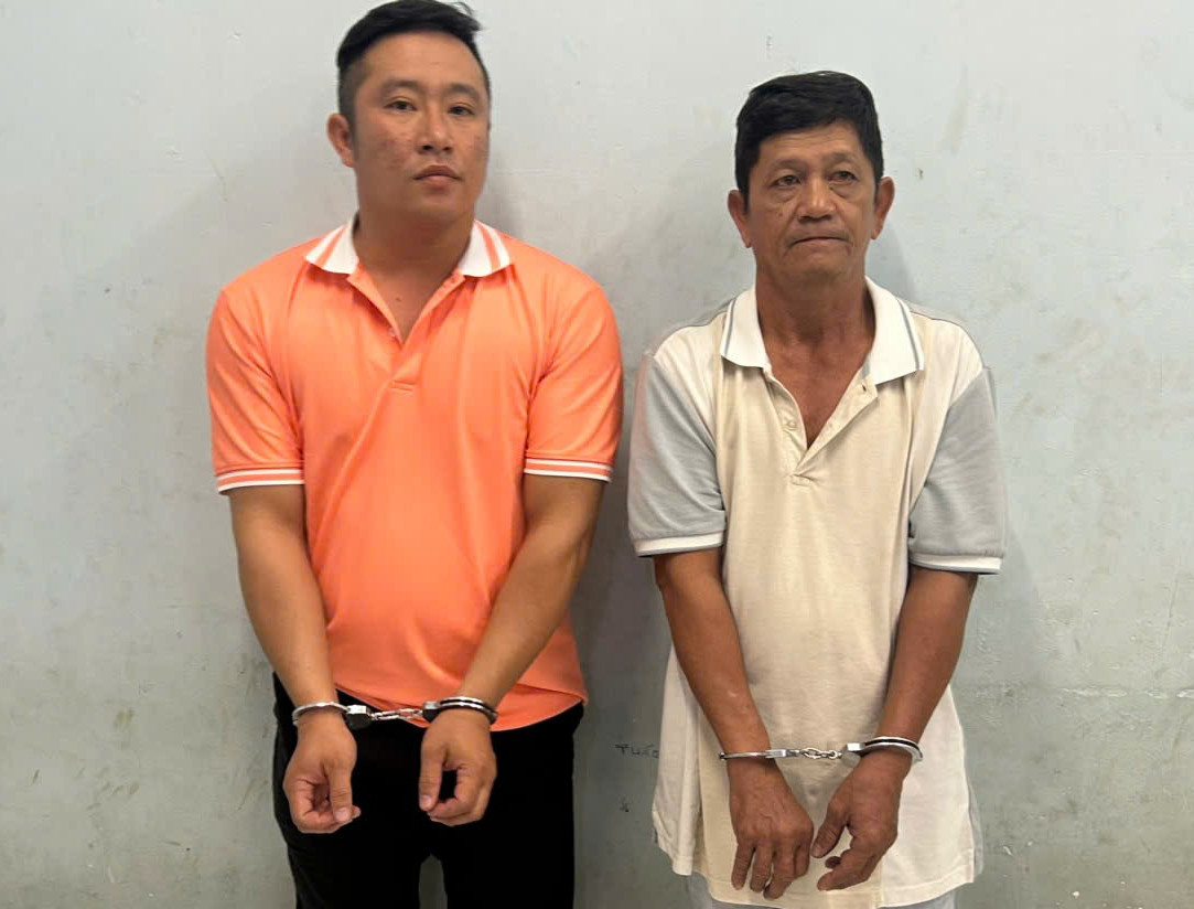 Thịnh (bên trái) và ông Phương tại cơ quan công an. Ảnh: Công an cung cấp. Thịnh (bên trái) và ông Phương tại cơ quan công an. Ảnh: Công an cung cấp.