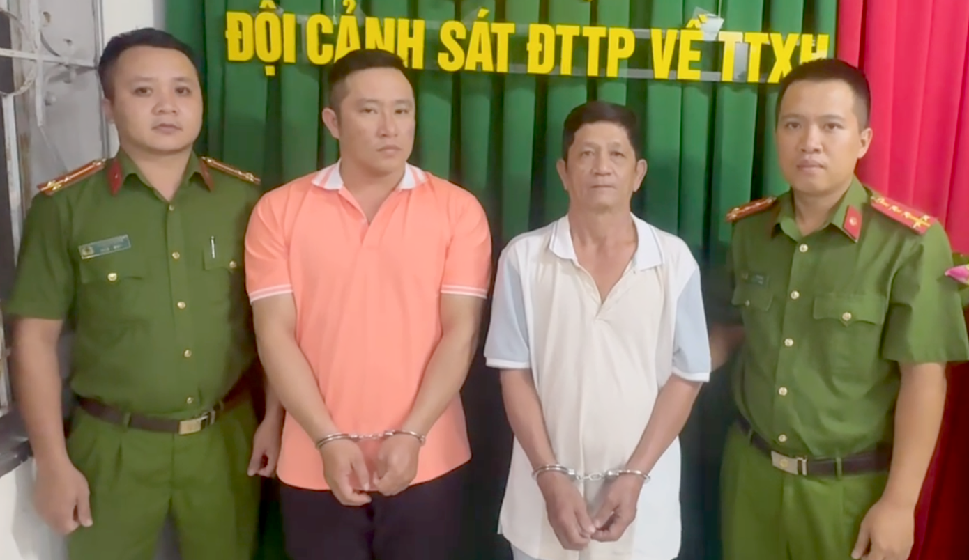 Hai bố con ông Phương tại cơ quan công an. Ảnh: Công an cung cấp. Hai bố con ông Phương tại cơ quan công an. Ảnh: Công an cung cấp.