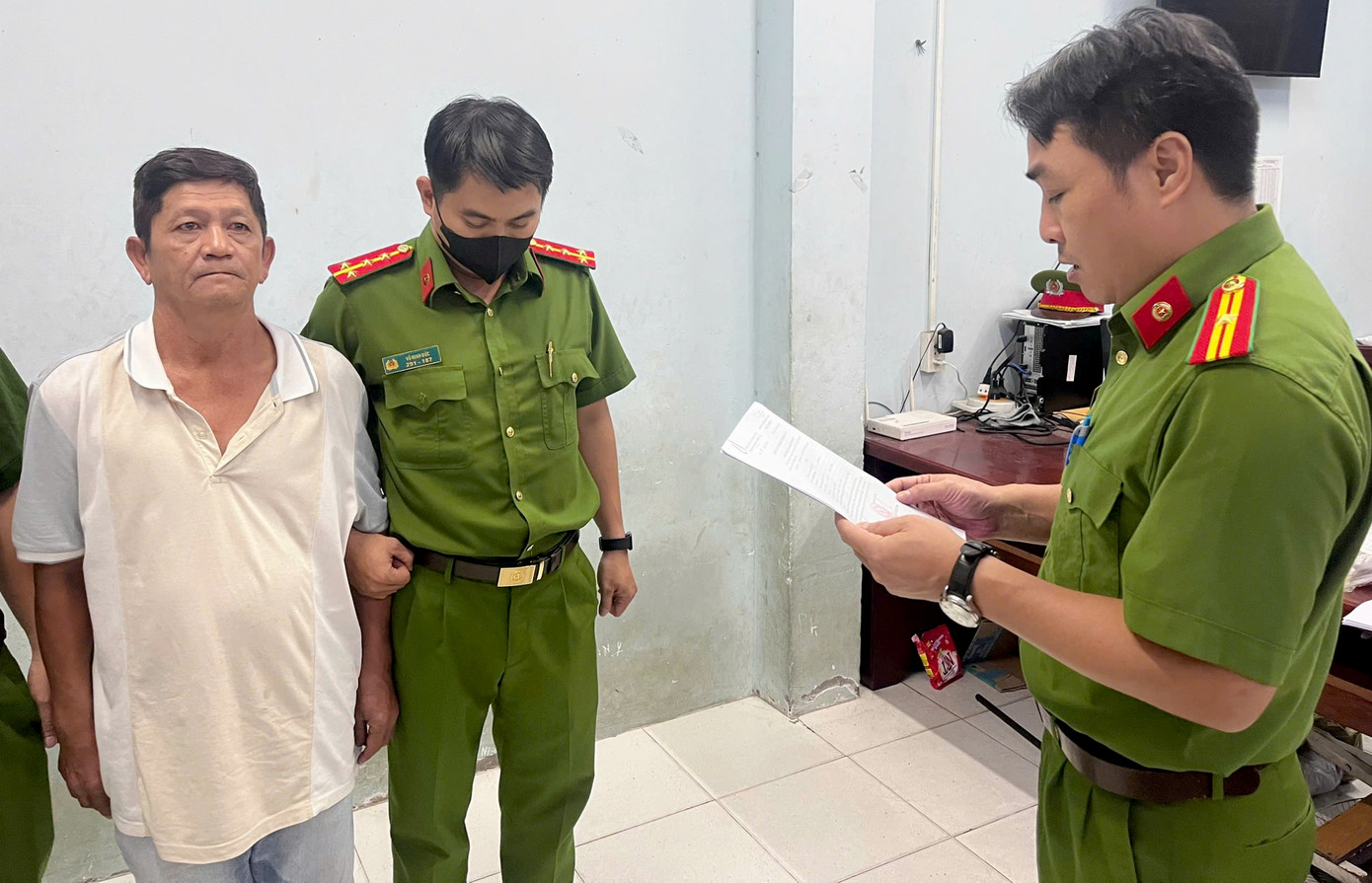 Cơ quan công an tống đạt các quyết định đối với ông Phương. Ảnh: Công an cung cấp. Cơ quan công an tống đạt các quyết định đối với ông Phương. Ảnh: Công an cung cấp.