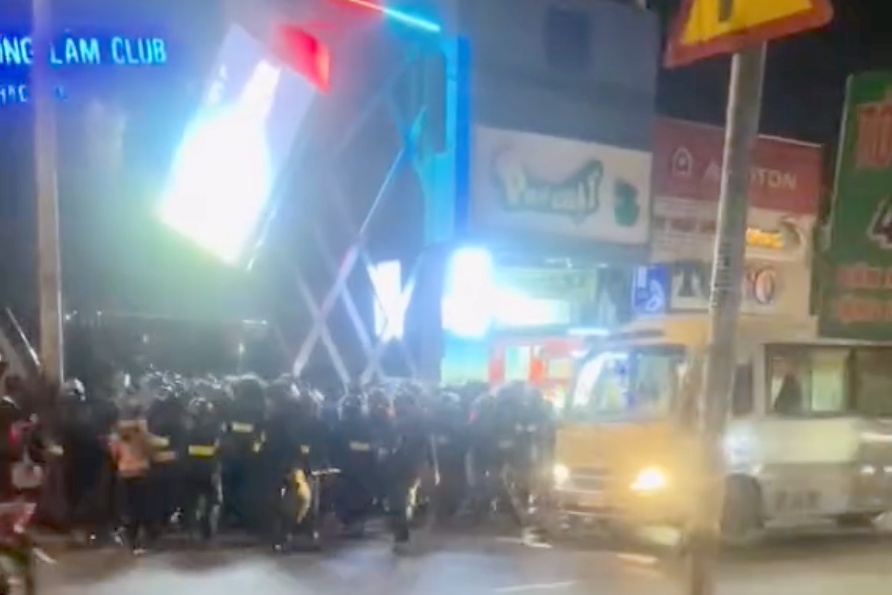 Lực lượng CSCĐ ập vào kiểm tra quán bar vào khuya 20/1. Ảnh cắt từ clip.