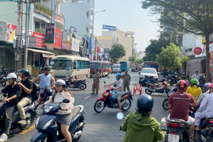 Một phần đoạn đường qua quán bar được phong tỏa. Ảnh: A.X.