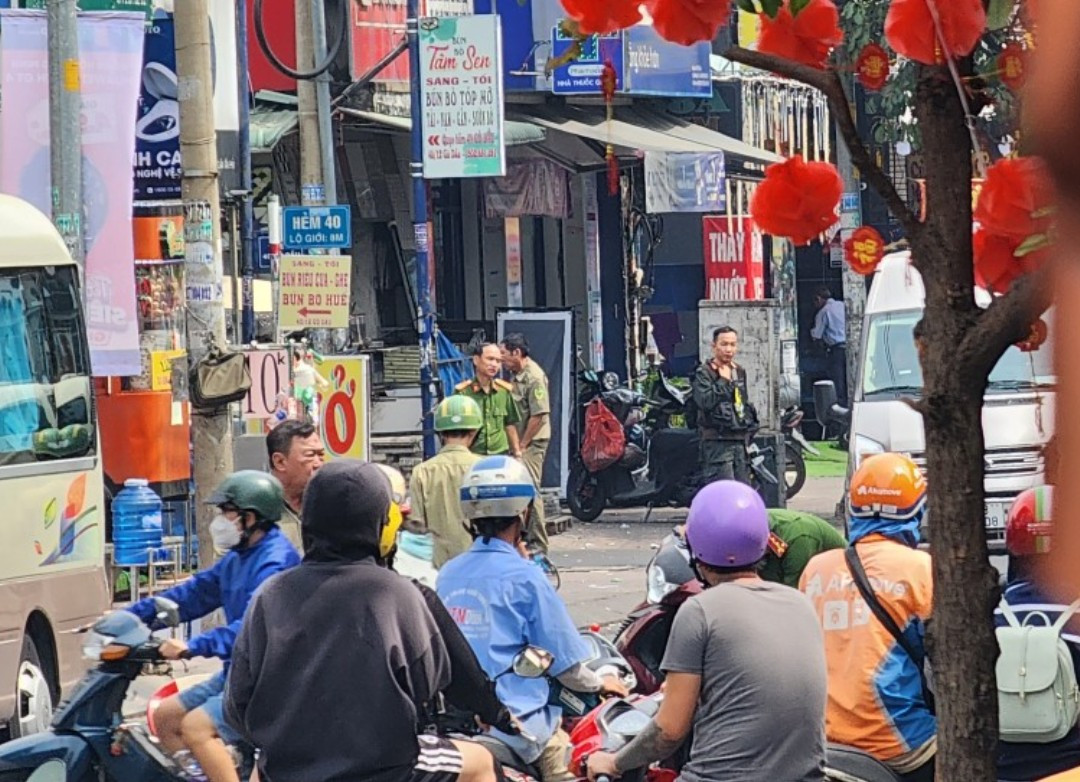 Lực lượng công an, CSCĐ, bảo vệ dân phố túc trực đảm bảo an ninh trật tự. Ảnh: A.X.