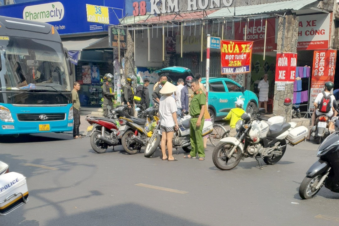 Lực lượng chức năng bảo vệ khu vực xung quanh quán bar. Ảnh: A.X.