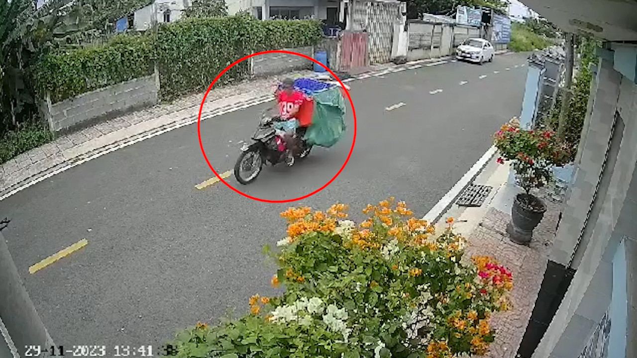 Camera ghi lại hình ảnh Tuấn lấy xe máy và hàng hóa của anh P. chạy đi. Ảnh cắt từ clip.