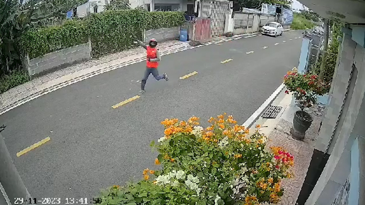 Anh P. chạy bộ đuổi theo kẻ trộm nhưng không kịp. Ảnh cắt từ clip.