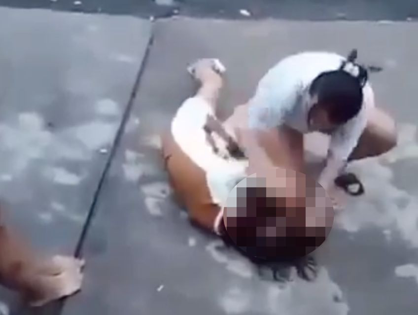 Hình ảnh em A. bị bạn đánh trong công viên. Ảnh cắt từ clip.