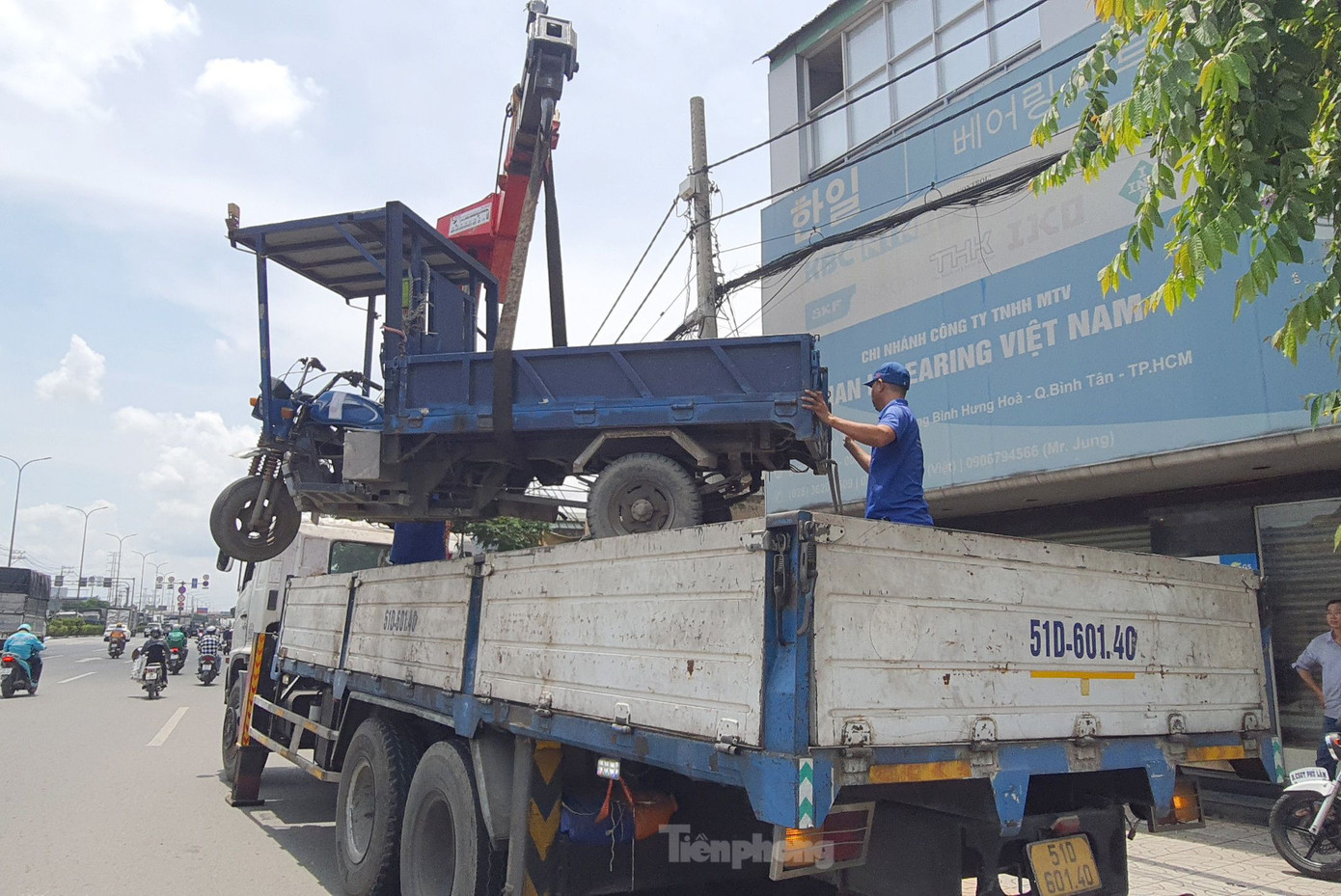 Xe ba gác không có giấy đăng ký xe được lực lượng CSGT đưa về trụ sở. Ảnh: Hoàng Thuận.