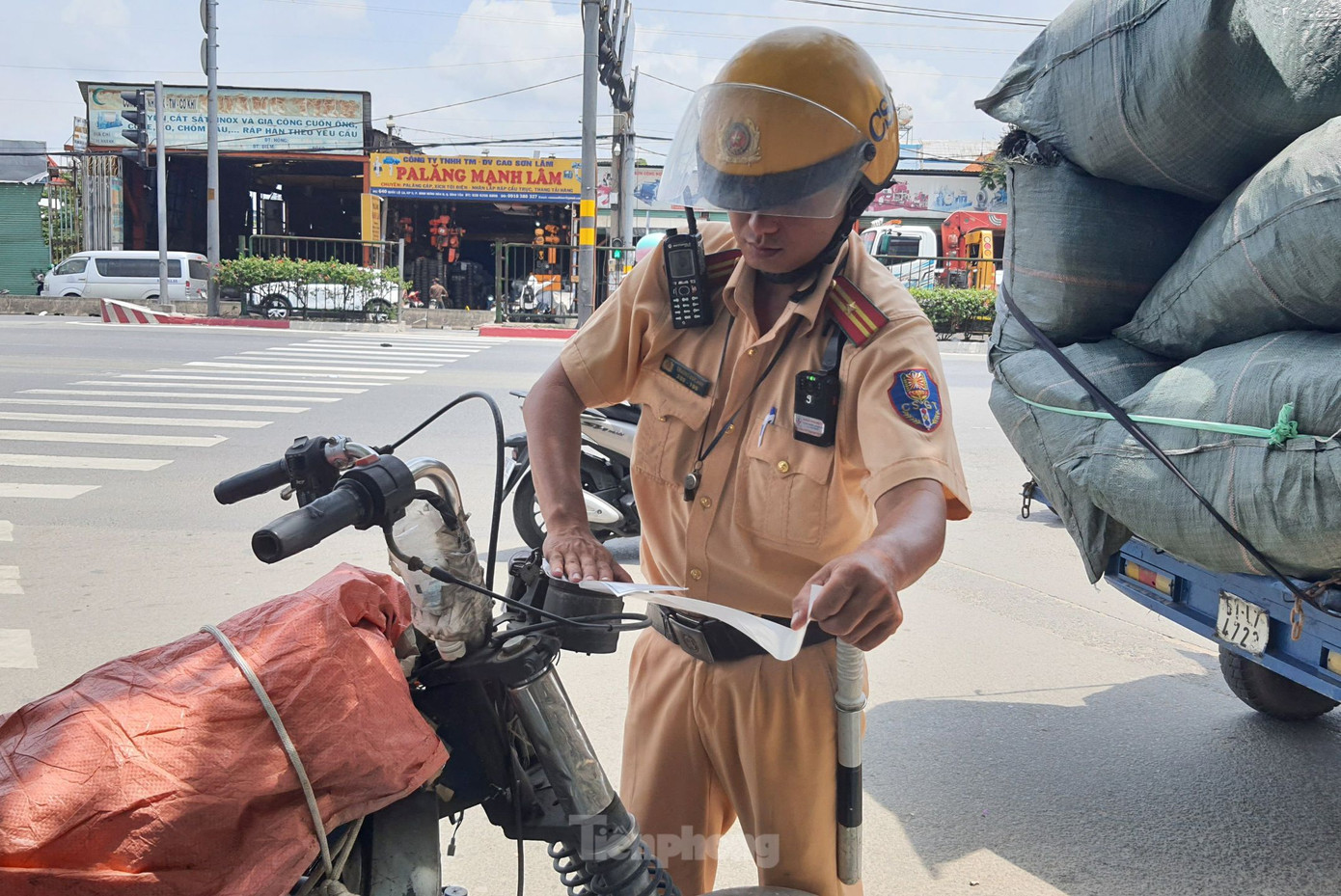 CSGT niêm phong một xe ba gác. Ảnh: Hoàng Thuận.