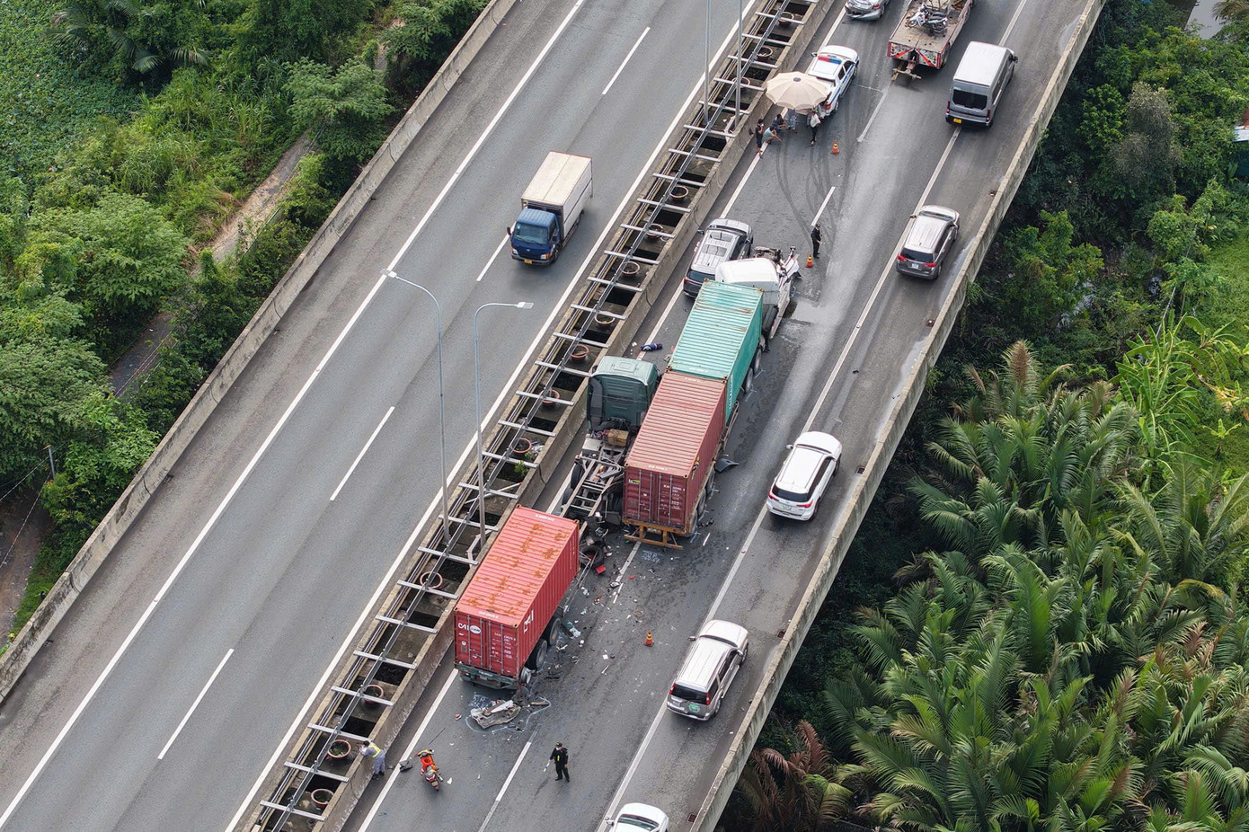 Hiện trường tai nạn liên hoàn. Hiện trường tai nạn liên hoàn.