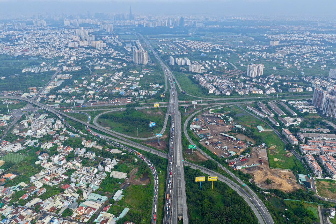 Cao tốc TPHCM - Long Thành - Dầu Giây nhìn từ trên cao sau vụ tai nạn. Cao tốc TPHCM - Long Thành - Dầu Giây nhìn từ trên cao sau vụ tai nạn.
