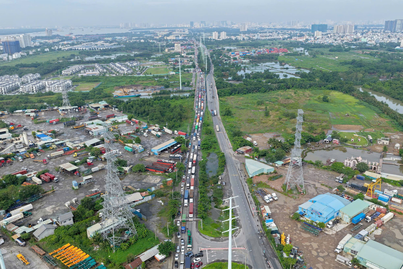 Giao thông ùn tắc kéo dài do ảnh hưởng từ vụ tai nạn liên hoàn. Giao thông ùn tắc kéo dài do ảnh hưởng từ vụ tai nạn liên hoàn.