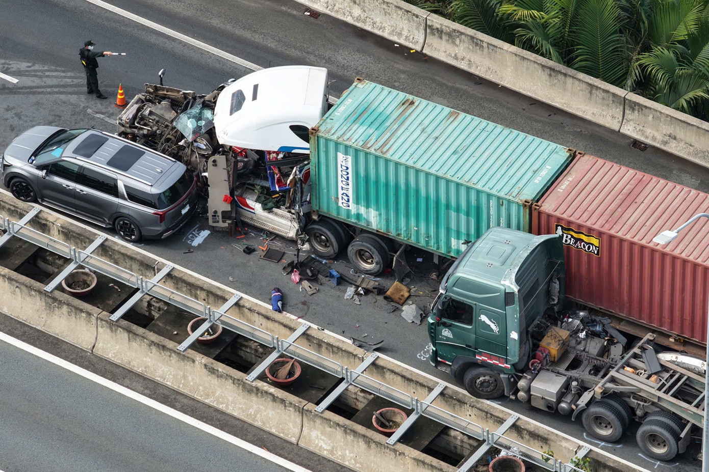Các phương tiện nằm chắn ngang đường sau tai nạn Các phương tiện nằm chắn ngang đường sau tai nạn