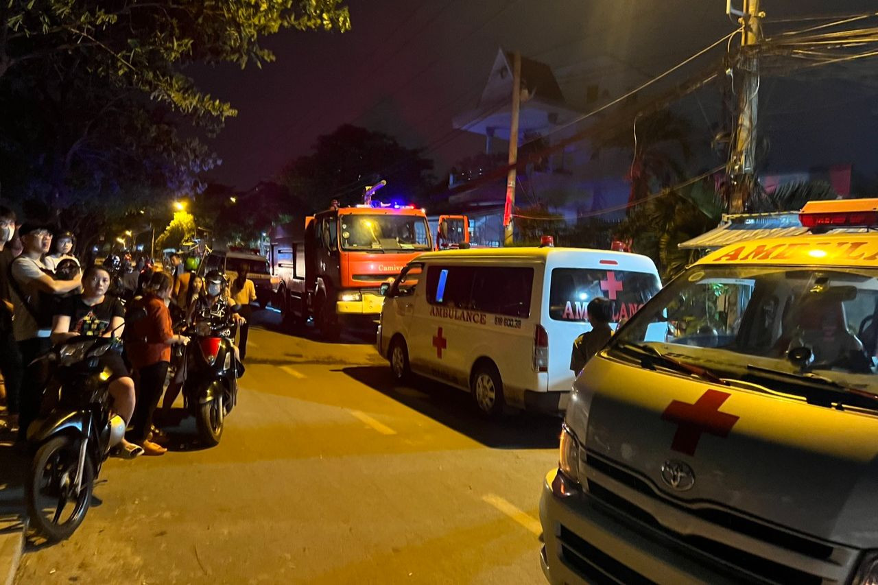 Xe cứu thương và xe chữa cháy tại hiện trường. Ảnh: M.A.