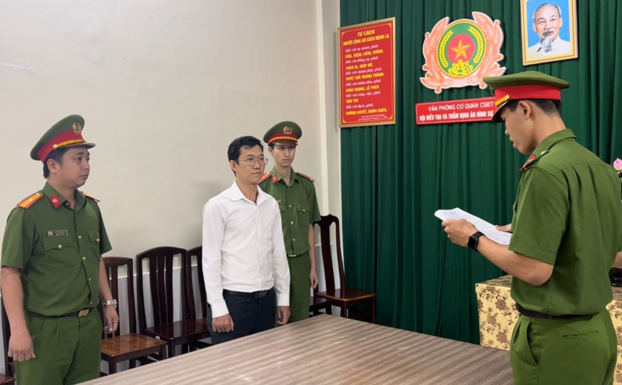 Tiến sĩ luật Đặng Anh Quân tham gia nhiều buổi livestream cùng với bà Nguyễn Phương Hằng. Tiến sĩ luật Đặng Anh Quân tham gia nhiều buổi livestream cùng với bà Nguyễn Phương Hằng.