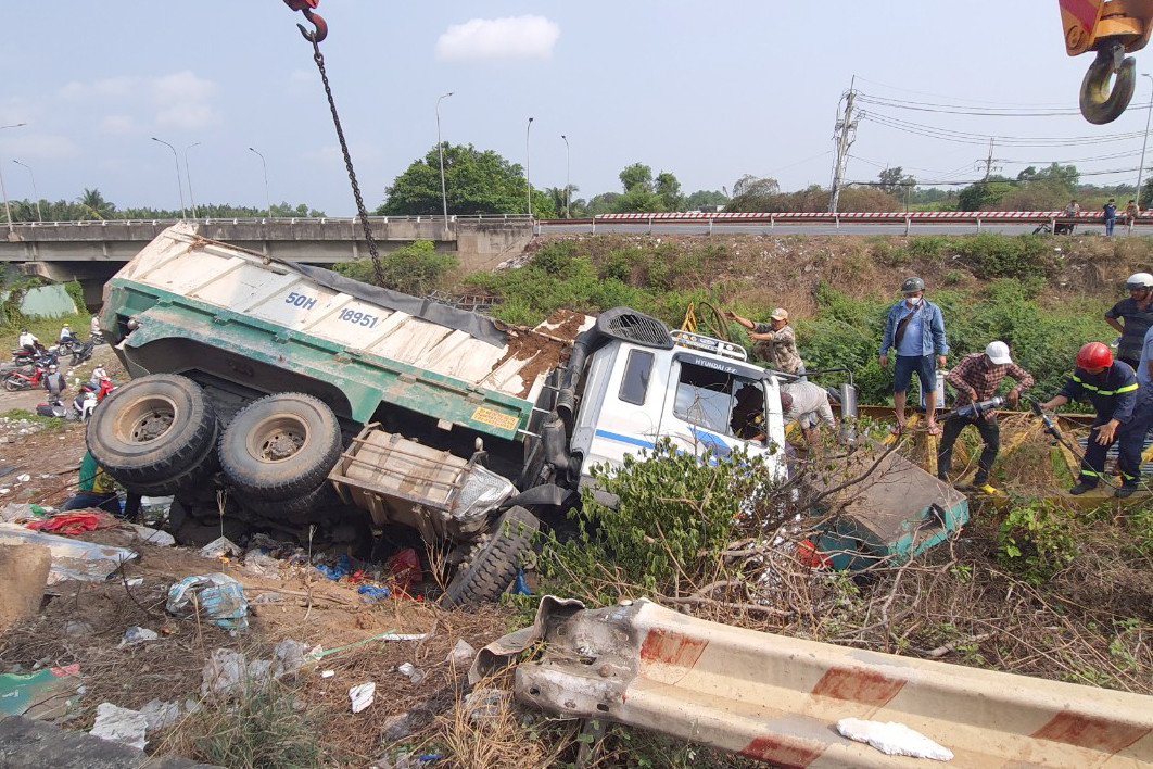 Xe ben nằm nghiêng một bên. Ảnh: Minh Anh.