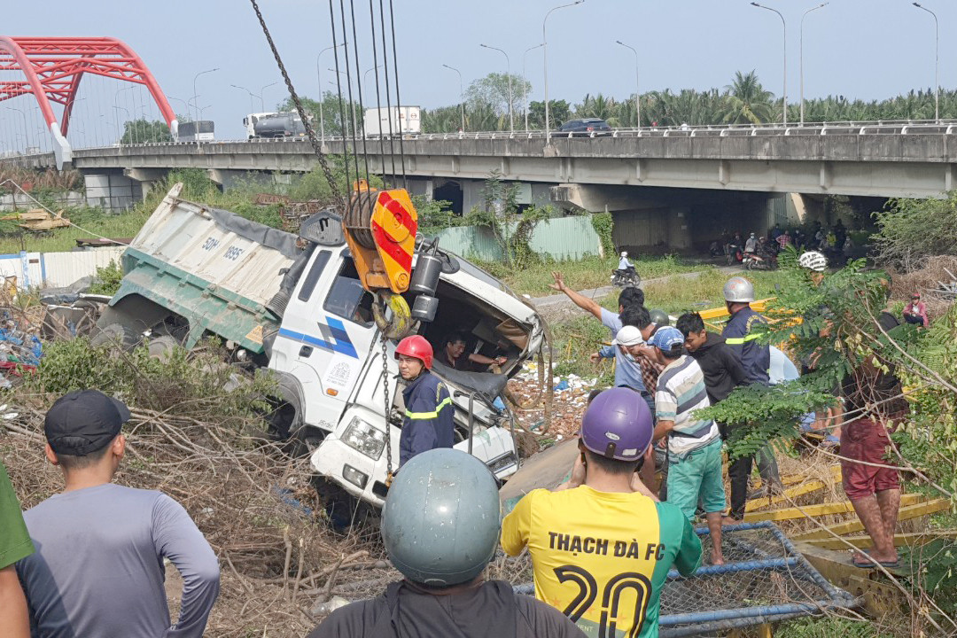 Tài xế bị kẹt trong cabin biến dạng. Ảnh: Minh Anh.