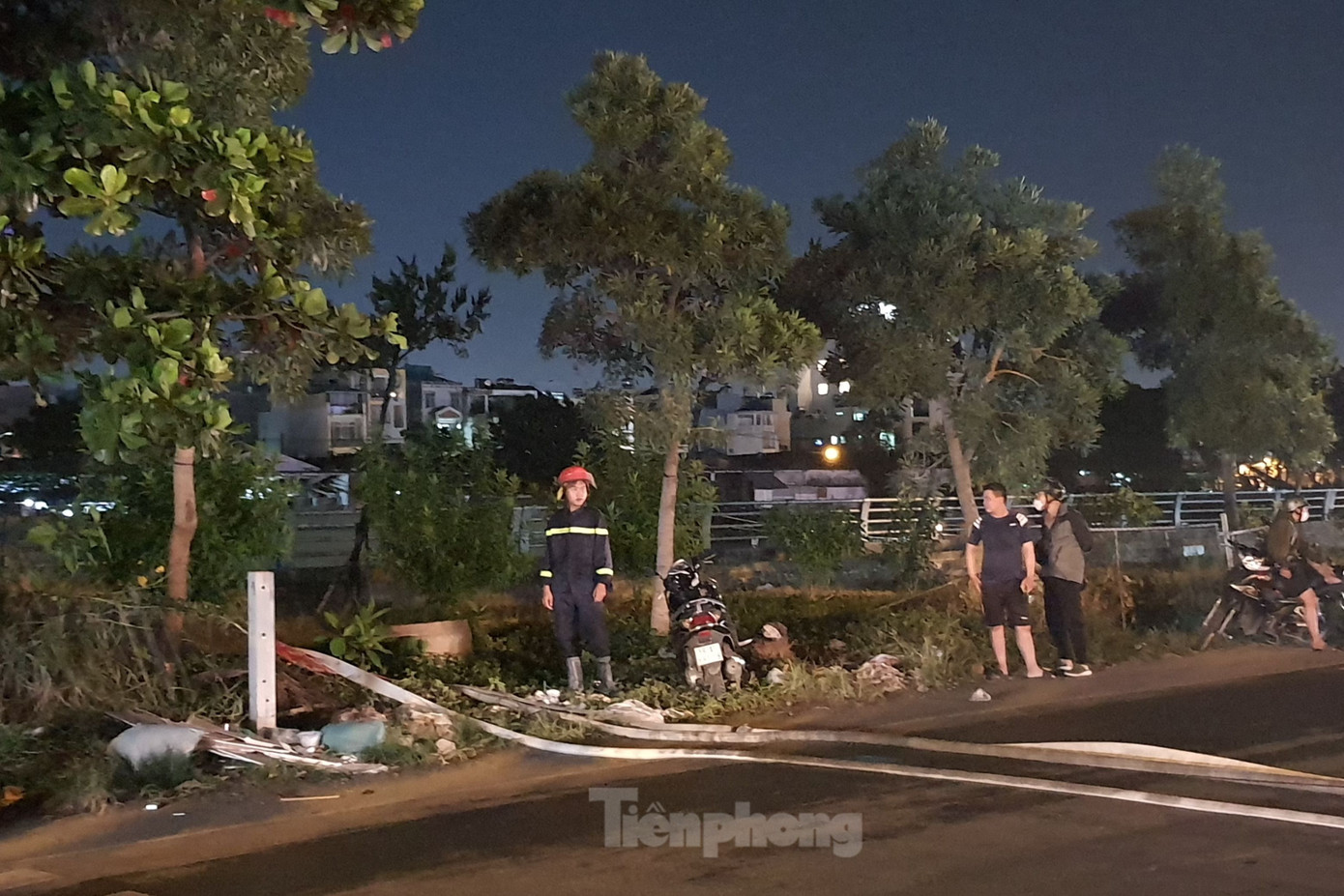 Lực lượng chữa cháy lấy nước từ kênh ở khoảng cách hơn 500m để dập lửa. Ảnh: Hoàng Thuận. Lực lượng chữa cháy lấy nước từ kênh ở khoảng cách hơn 500m để dập lửa. Ảnh: Hoàng Thuận.