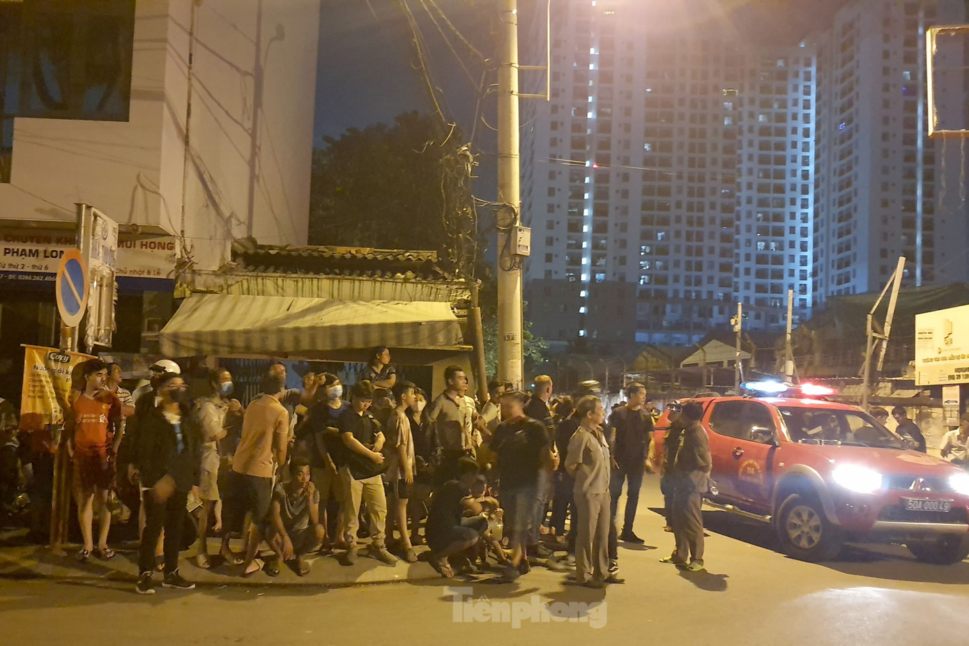 Người dân hiếu kỳ tập trung theo dõi. Ảnh: Hoàng Thuận. Người dân hiếu kỳ tập trung theo dõi. Ảnh: Hoàng Thuận.