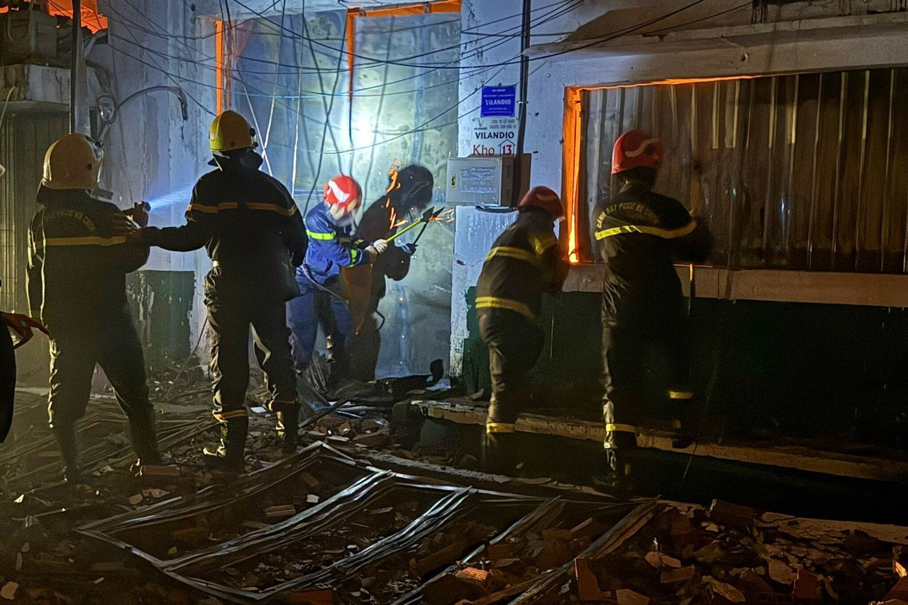 Lính cứu hỏa phá tôn để chữa cháy. Ảnh: Phòng PC07. Lính cứu hỏa phá tôn để chữa cháy. Ảnh: Phòng PC07.