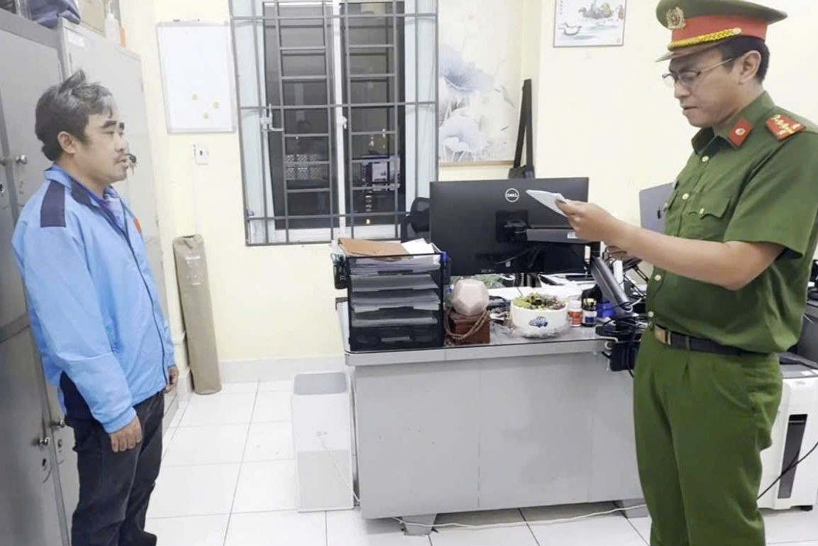 Công an tống đạt quyết định đối với bị can trong đường dây mua bán hóa đơn. Ảnh: Công an cung cấp.