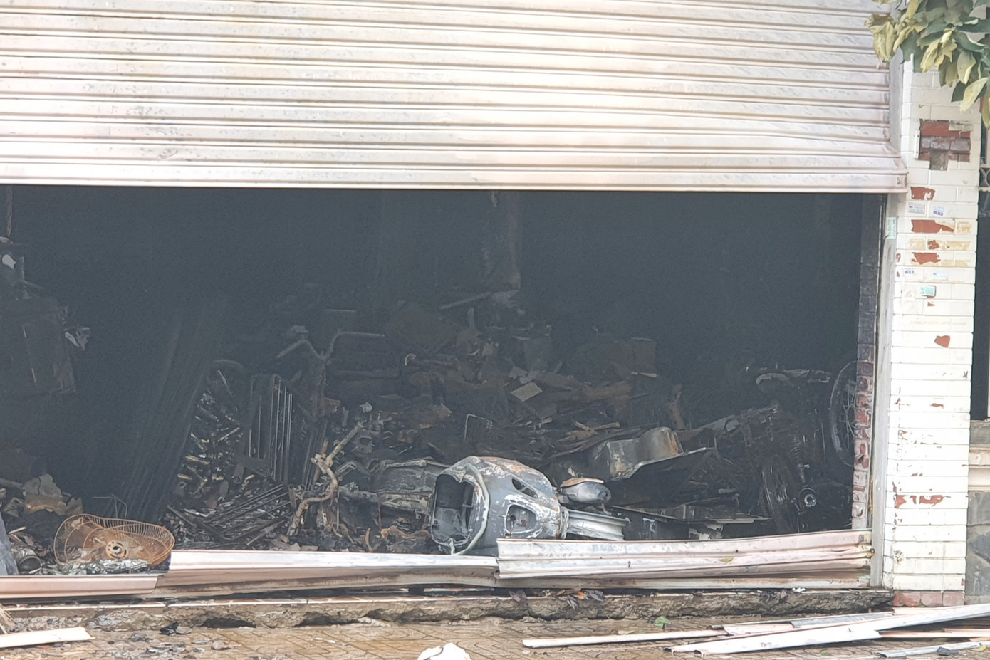 Nhiều tài sản bên trong căn nhà bị thiêu rụi (Ảnh: Hoàng Thuận). Nhiều tài sản bên trong căn nhà bị thiêu rụi (Ảnh: Hoàng Thuận).