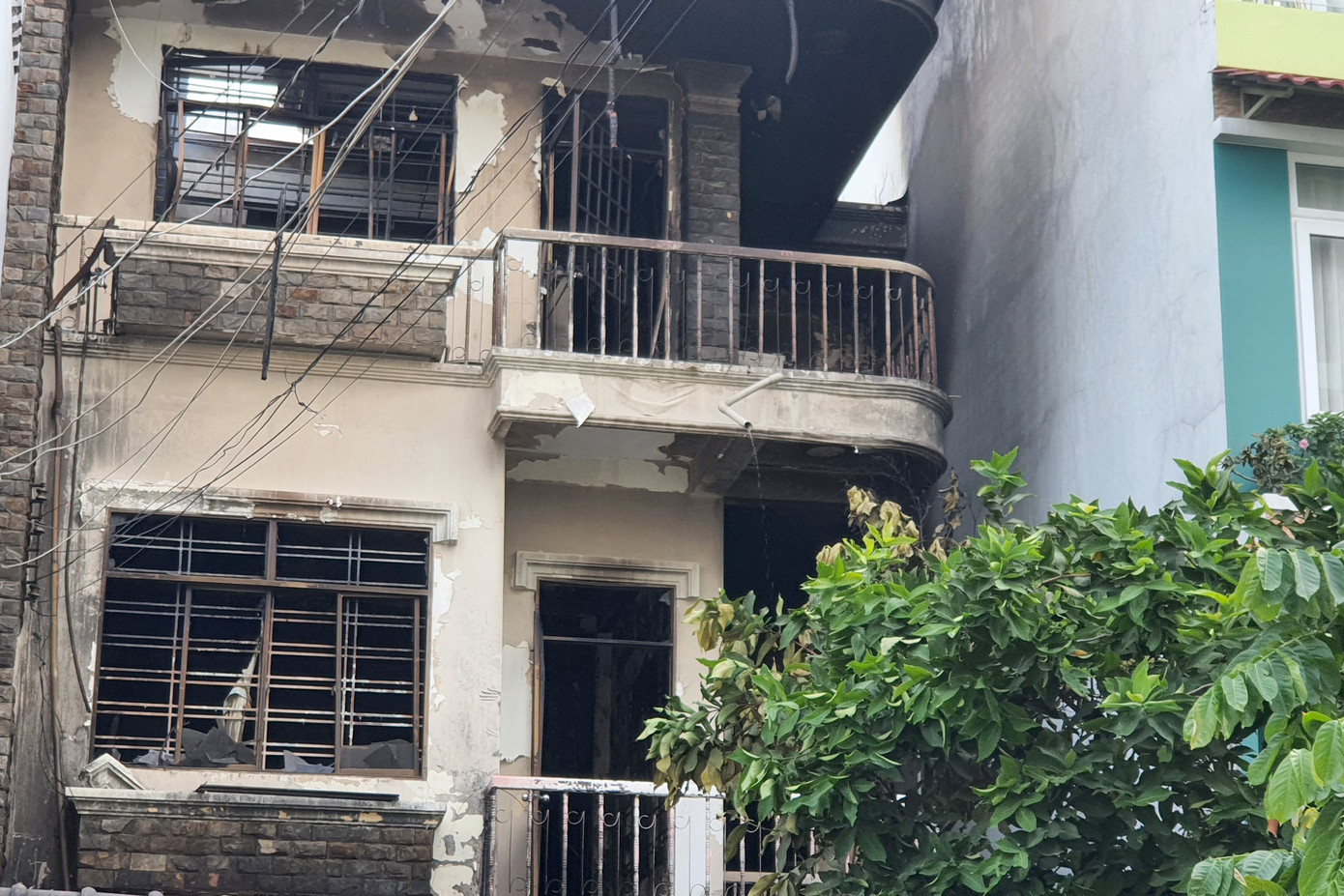 Khói nhuộm đen tường nhà. Nhiều cửa kính bị vỡ (Ảnh: Hoàng Thuận). Khói nhuộm đen tường nhà. Nhiều cửa kính bị vỡ (Ảnh: Hoàng Thuận).